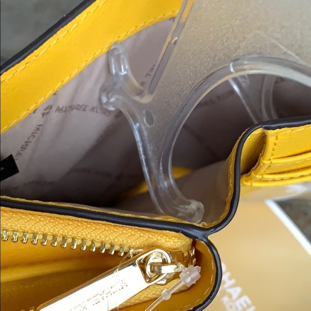 Michael Kors Jet Set Travel BIFLD Zip Coin Wallet - Picture 6 of 16